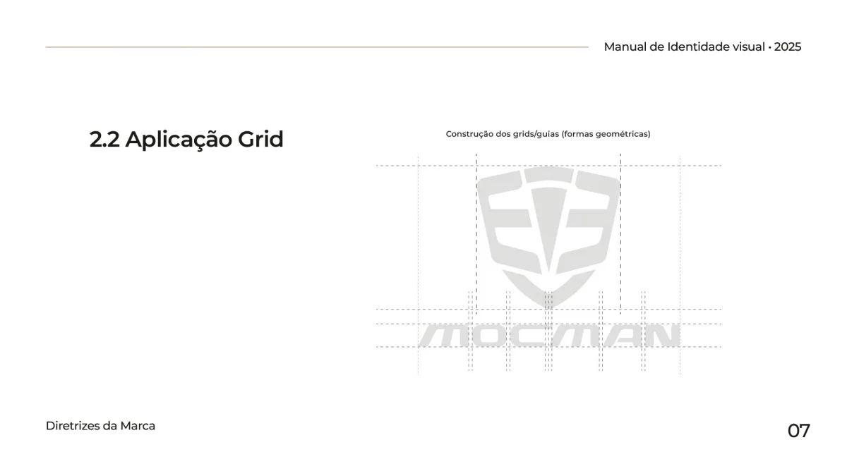 Malha de construção e grid de proporções geométricas usadas para desenhar o escudo do logotipo MOCMAN.
